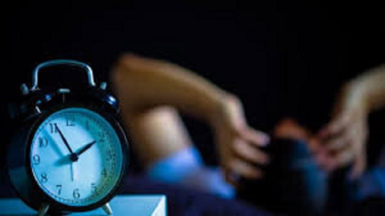 اگر نیمهشب از خواب بیدار میشوید و خوابتان نمیبرد، این مطلب را بخوانید