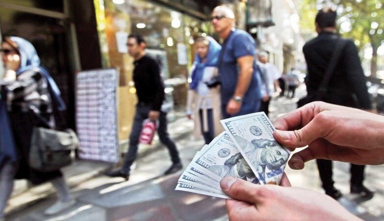 انتقال ارز توسط افغان‌ها به ایران/ قیمت دلار منتظر روز پنج‌شنبه