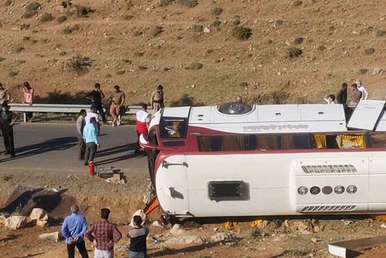 دستور وزیر راه برای بررسی سانحه واژگونی اتوبوس خبرنگاران