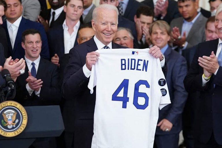 تصاویر | تجلیل بسکتبالی از بایدن و هریس!