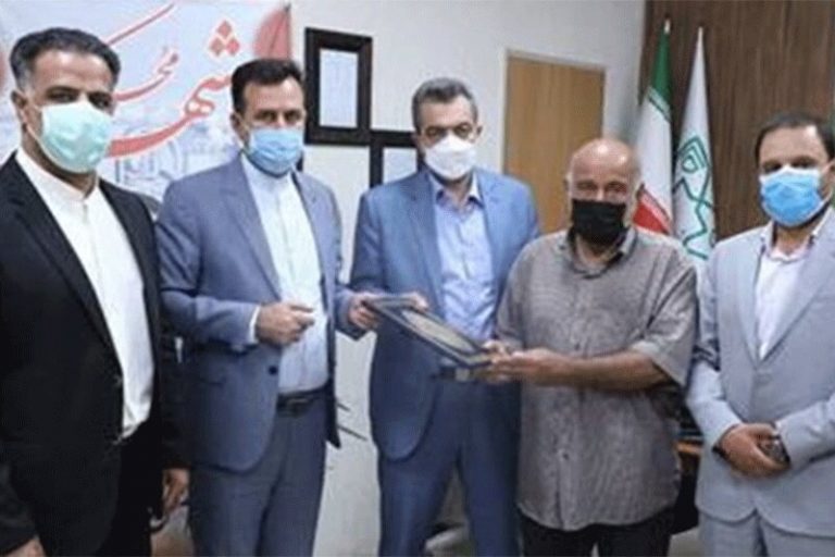 ببینید | راننده‌ پاک‌دستی که کیف حاوی سکه، طلا و دلار را به صاحبش بازگرداند!