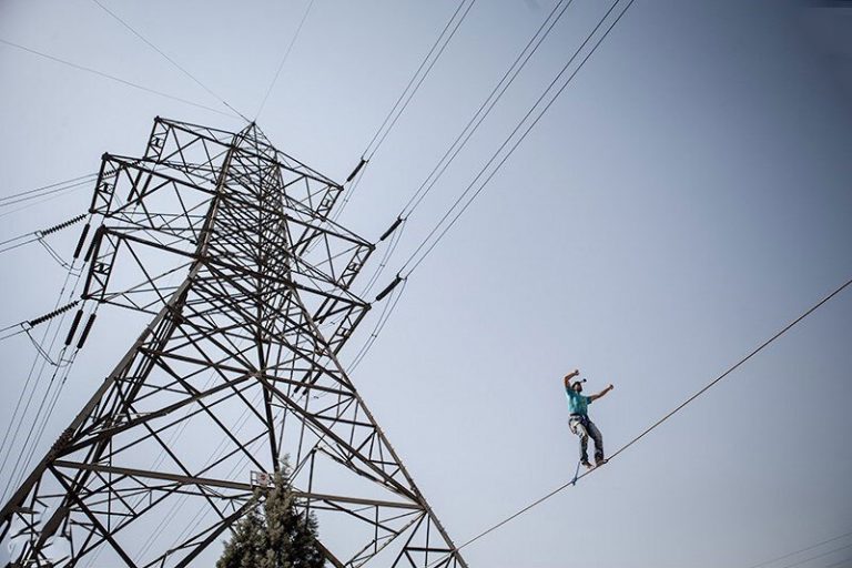 ببینید | بندبازی روی کابل فشار قوی در اعتراض به قطعی برق