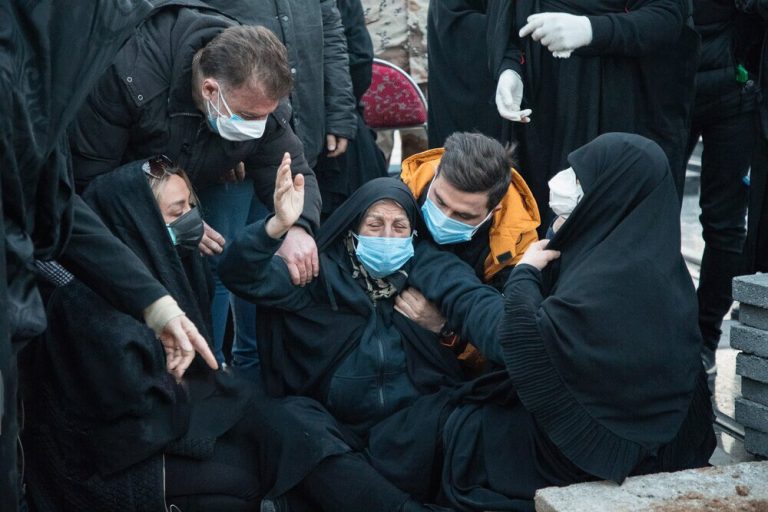 ببینید | لحظه تلخ از حال رفتن «ننه علی» بر سر مزار علی انصاریان