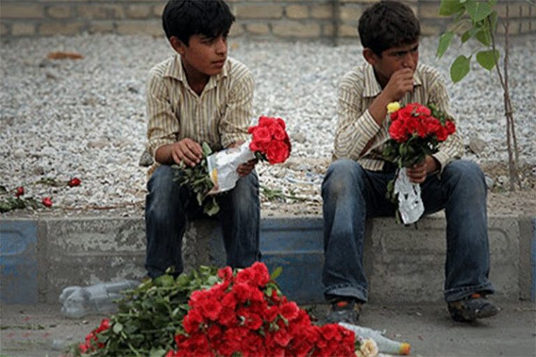 ببینید | اقدام تحسین‌برانگیز یک افسر پلیس؛ درس انسانیت وسط چهارراه!