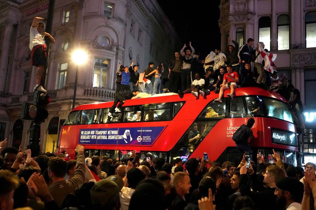 اتوبوس قرمز لندن در تصرف هواداران انگلیس/عکس