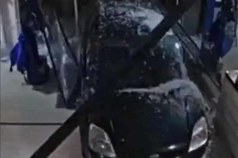 ببینید | سرقت ۲۰ هزار دلار عطر با روش خاص!