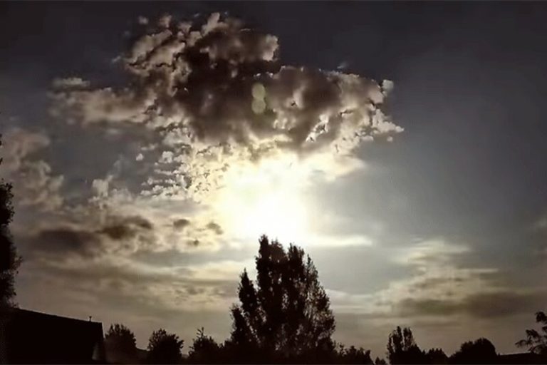 ببینید | شکار لحظه انفجار استثنایی شهاب‌سنگ در برخورد با جو زمین!