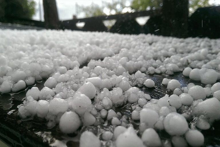 ببینید | بارش شدید تگرگ در اوج گرمای تابستان در چالدران