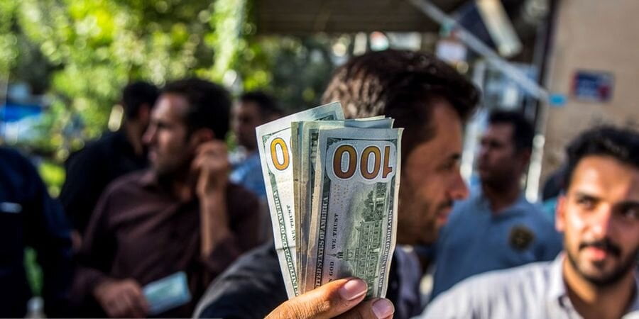 درآمد ۲۰۰ تا ۵۰۰ هزار تومانی برای ایستادن در صف دلار