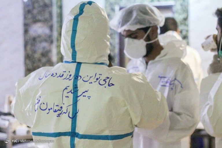 عکس | تصویری غمانگیز از نوشته پشت لباس کادر درمان در زاهدان