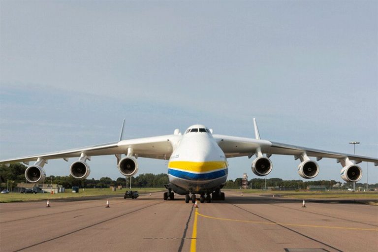 ببینید | تصاویر حیرت‌انگیز از فرود بزرگترین هواپیمای جهان