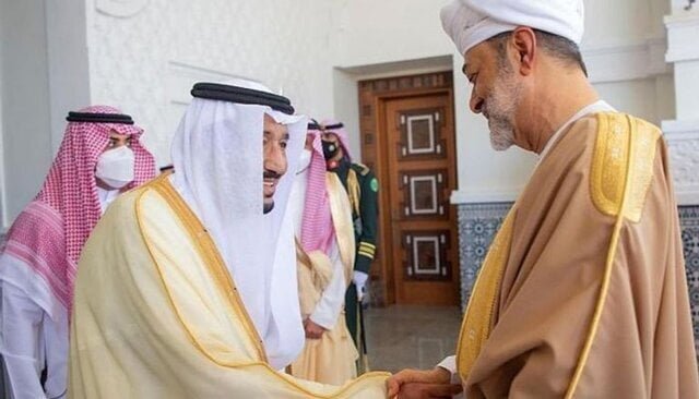 ملک سلمان و سلطان عمان نشان رد و بدل کردند/عکس