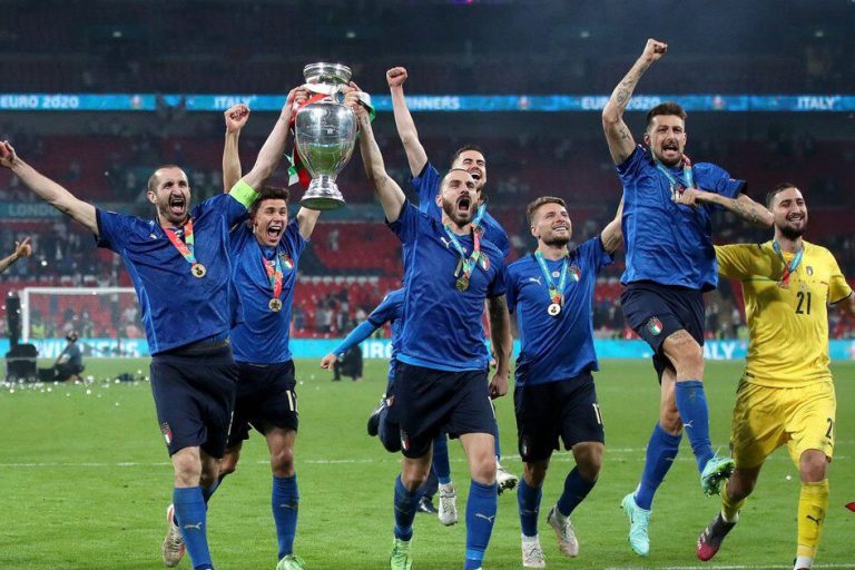 ببینید | ایتالیایی‌ها در هواپیما هم سرود قهرمانی خواندند