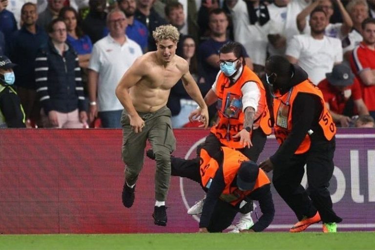 ببینید | فرار جیمی جامپ فینال یورو ۲۰۲۰ از دست مامورهای ورزشگاه