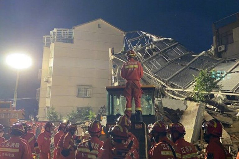 ببینید | ریزش یک هتل در چین با یک کشته و ۱۰ مفقود