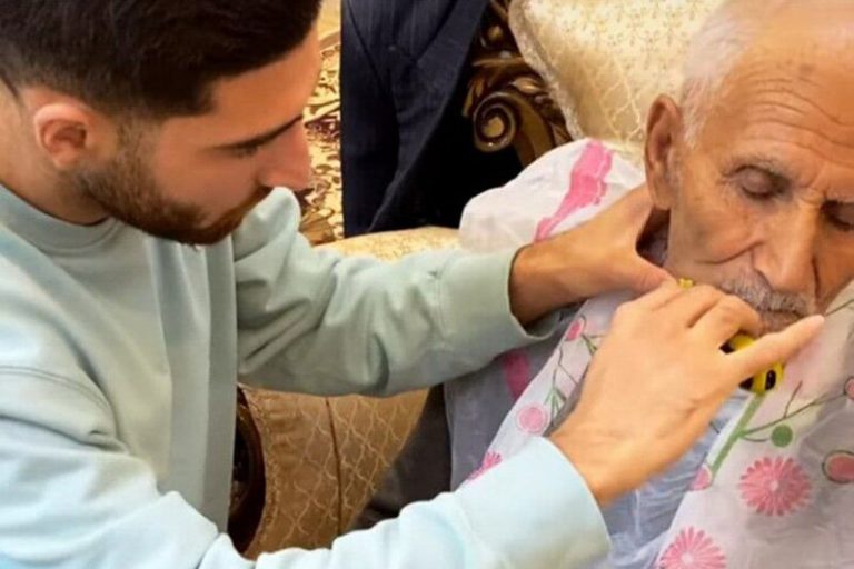 ببینید | درسی برای همه؛ حرکت زیبا و تحسین‌برانگیز جهانبخش در کنار پدربزرگش