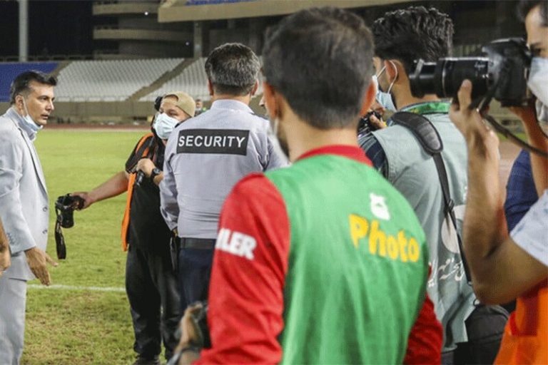 ببینید | برخورد زشت و زننده ناظر بازی با بازیکن فجر و خبرنگار!