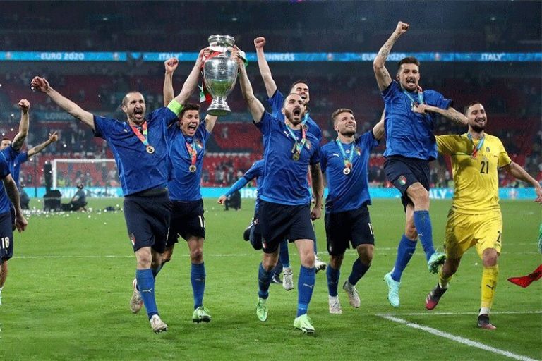 ببینید | روایتی متفاوت از یورو ۲۰۲۰؛ بازیکنانی که پرچم بر تن کردند و جنگیدند