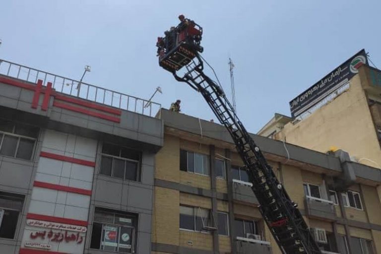 ببینید | آتش سوزی گسترده در ساختمانی در خیابان شهید مطهری تهران