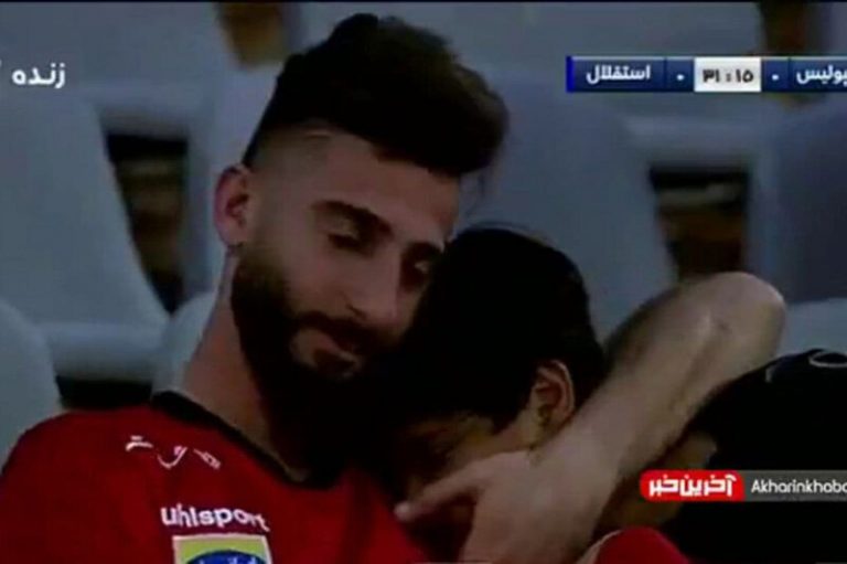 ببینید | حضور پسر هادی نوروزی کنار پرسپولیسی‌ها در دربی