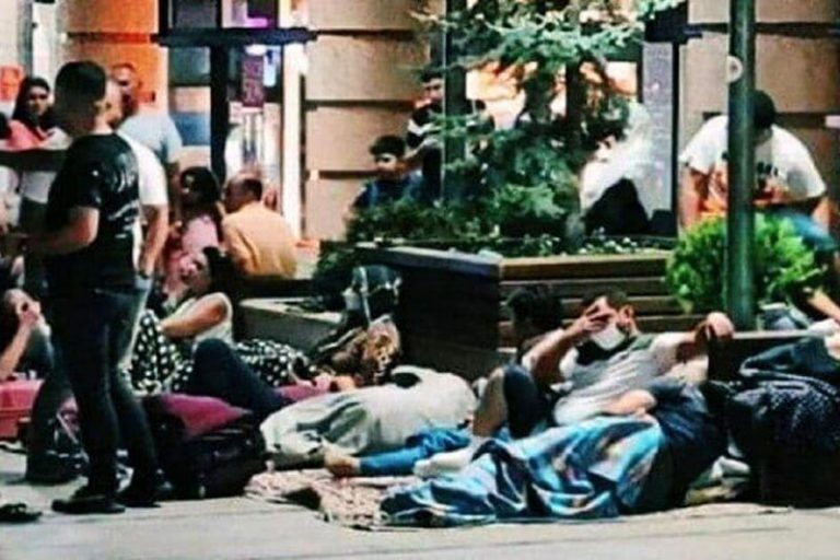 عکس | خیابان‌خوابی ایرانی‌ها در ارمنستان به امید واکسن‌