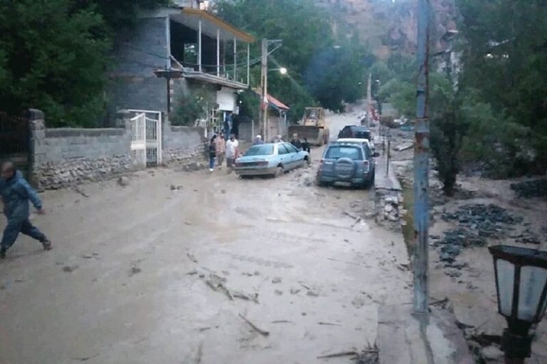 ببینید | بلایی که سیل بر سر خودروها در جاده چالوس آورد