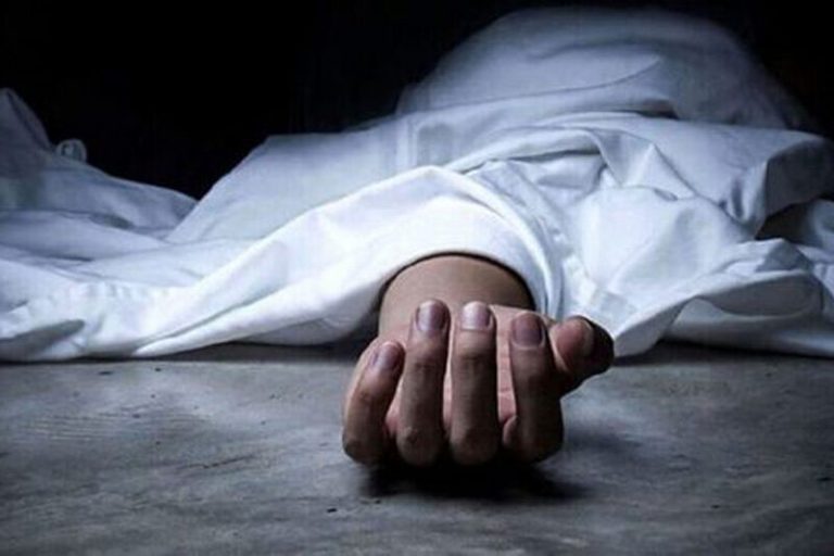 ببینید | لحظه اقدام به خودکشی یک زن جوان در وسط ریل قطار تهران – قزوین