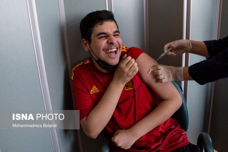 تصاویر | تزریق واکسن کرونا به بیماران اوتیسم