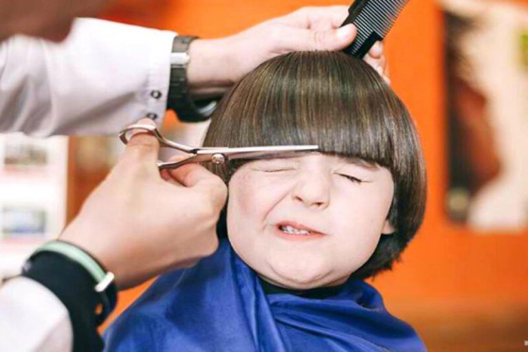 ببینید | حرکت خندهدار و جالب آرایشگر برای جلوگیری از گریه یک کودک
