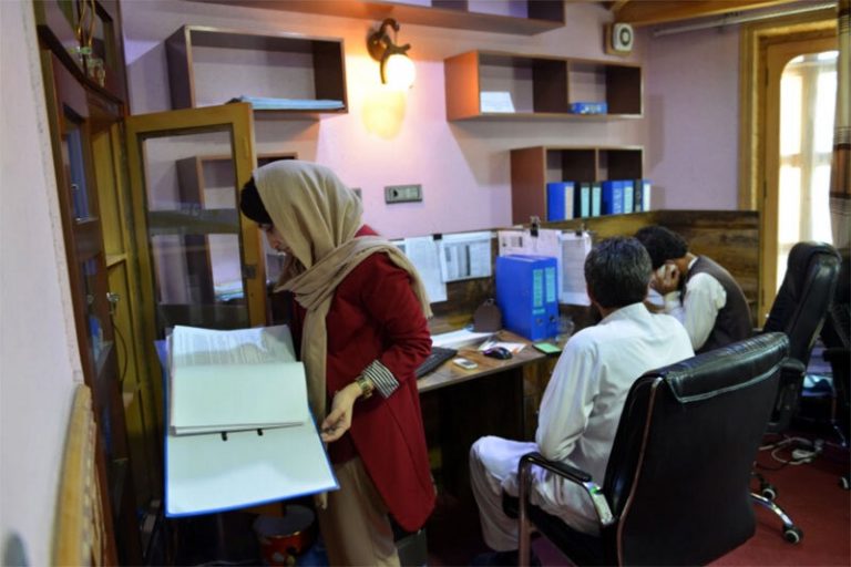ببینید | ترس و نگرانی از فردای افغانستان؛ انتقال ۱۰۰ خبرنگار به خانه‌های امن در کابل