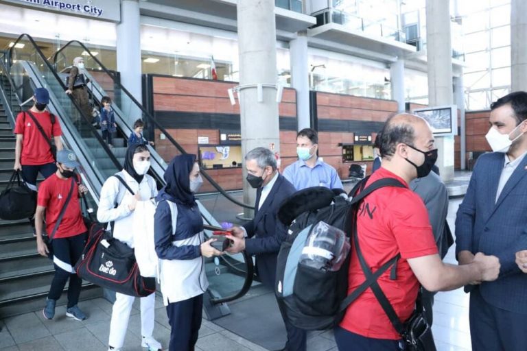 استقبال از بازندهها در فرودگاه/عکس