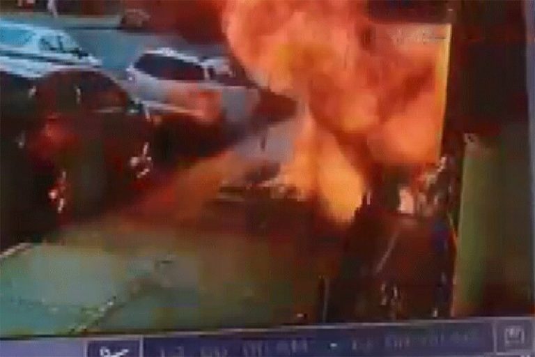 ببینید | نجات معجزهآسا از مرگ؛ لحظه انفجار وحشتناک پیادهرو در نیویورک