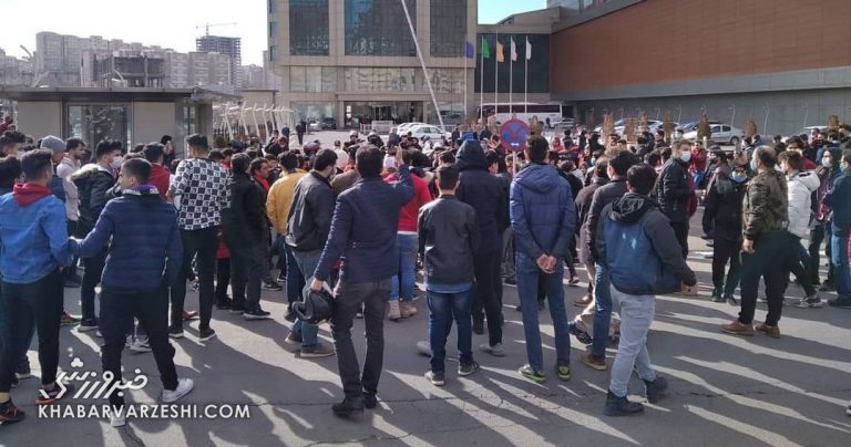 تجمع هواداران تراکتور مقابل استانداری