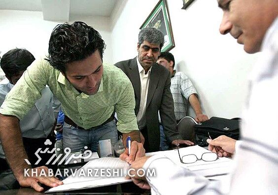 تصویری از لحظه تاریخی امضا قرارداد بمب نقل و انتقالات/ عکس هایی که برای استقلالی ها خوشایند نیست