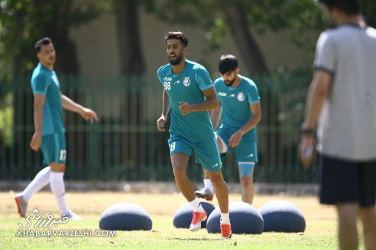 استقلال فقط یک هافبک هجومی دارد!