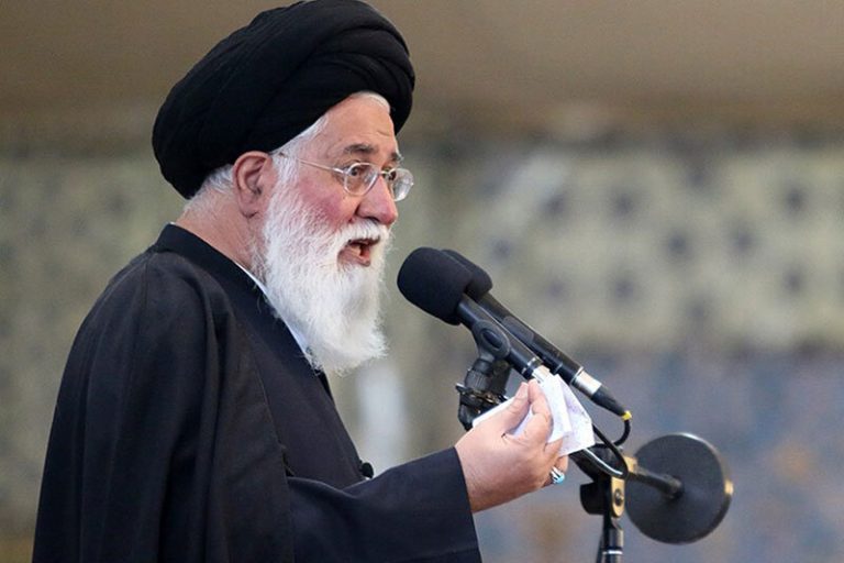 ببینید | مقتلخوانی و نماز ظهر عاشورا در بارگاه رضوی توسط آیت الله علم الهداء