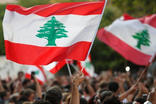  ببینید | خوشحالی عجیب لبنانی‌ها از رسیدن بنزین به پمپ بنزین‌ها