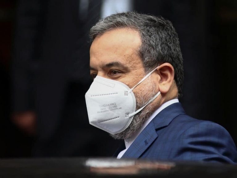 هشدار عراقچی به جانسون: باج خواهی شما هرگز اتفاق نخواهد افتاد بهتر است بدهی چهل ساله را بپردازید