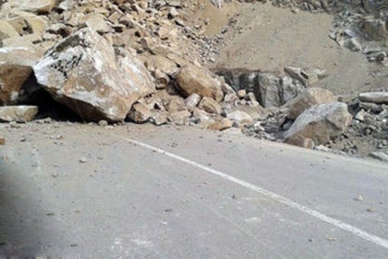 ببینید | ریزش کوه در محور هراز/ ۲۲ مسافر در تونل محبوس شدند