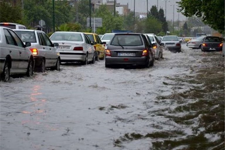 ببینید | لحظه جاری شدن سیل در خیابانهای تبریز پس از باران شدید
