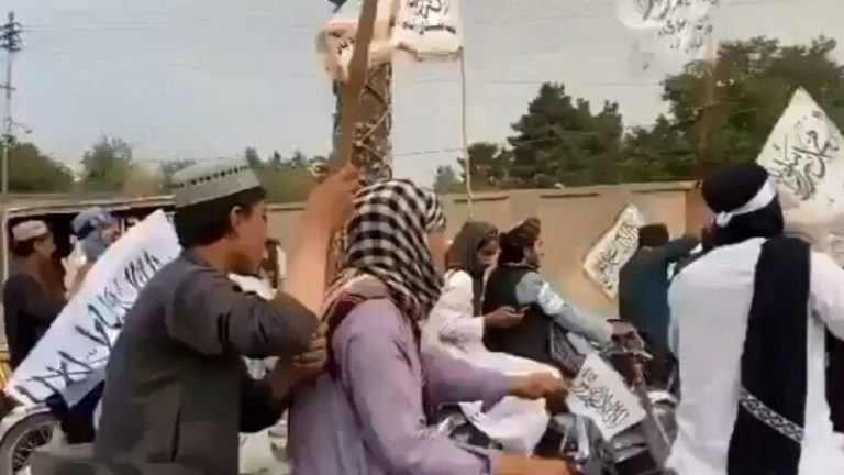 اهتزاز پرچم طالبان در پاکستان/ پلیس به حالت آمادهباش درآمد