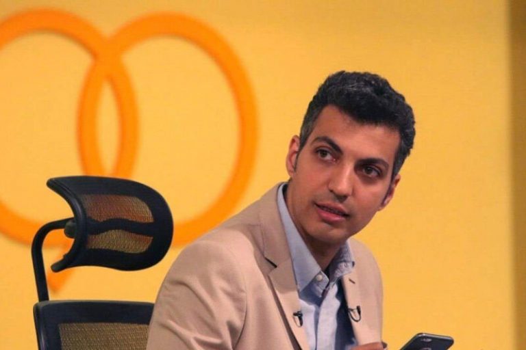 عکس | تصویر دیده نشده از عادل فردوسیپور در کنار دو بادیگارد