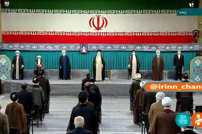 ببینید | لحظه ورود رهبر انقلاب به مراسم تنفیذ سیزدهمین دوره ریاستجمهوری اسلامی