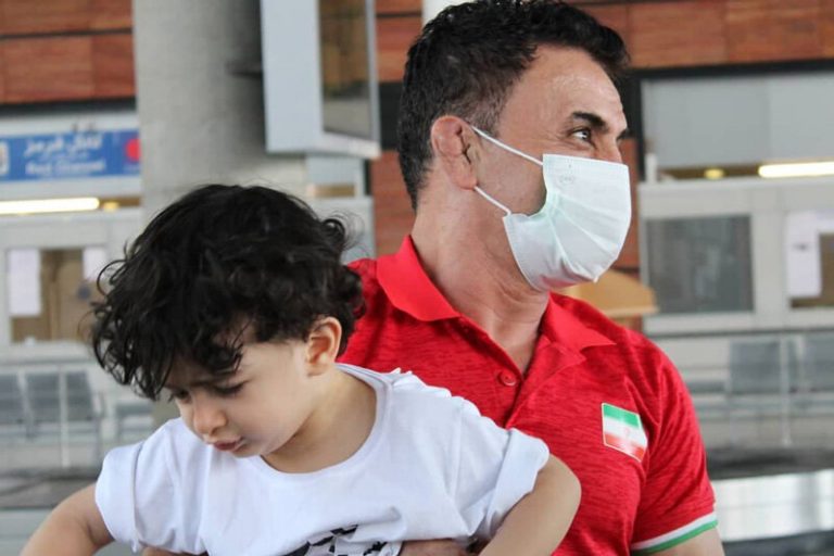 تصاویر | بازگشت محمد بنا با استقبال پسر دو سالهاش