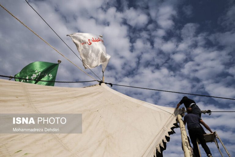 تصاویر | برپایی خیمه های ۶۰۰ ساله محرم در زرقان