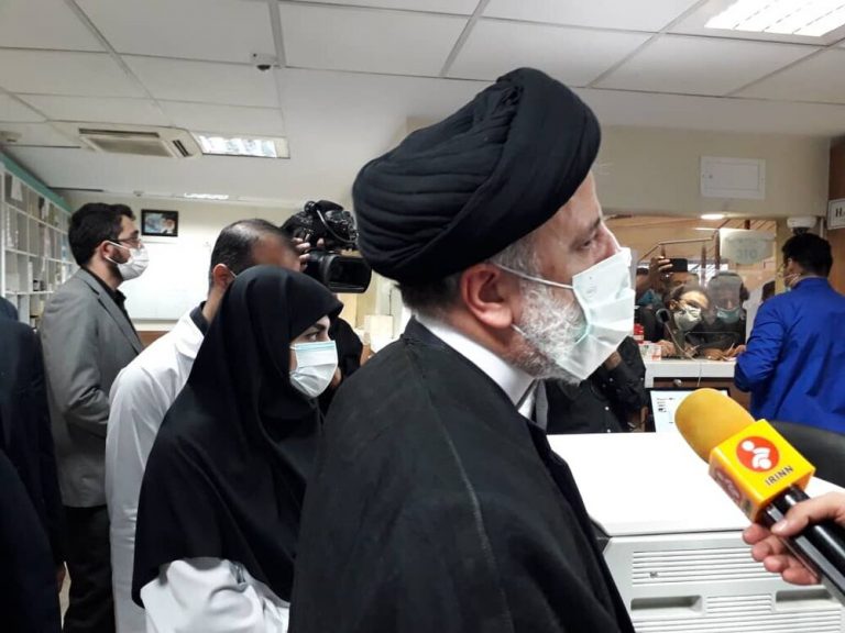 ببینید | واکنش سید ابراهیم رئیسی به گلایه جوان ایرانی از واکسناسیون 12 سالهها در آمریکا و تلف شدن جوانی نسل او