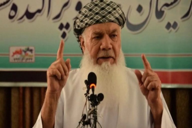 تصویری از اسماعیل خان رهبر مردمی افغانستان در هرات که به اسارت طالبان درآمده/عکس