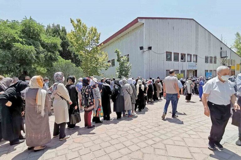 ببینید | شلوغی در صف واکسن در تهران