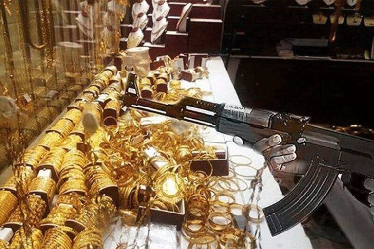 ببیینید | سرقت مسلحانه از طلافروشی در روز روشن در کرج با کلاشینکف
