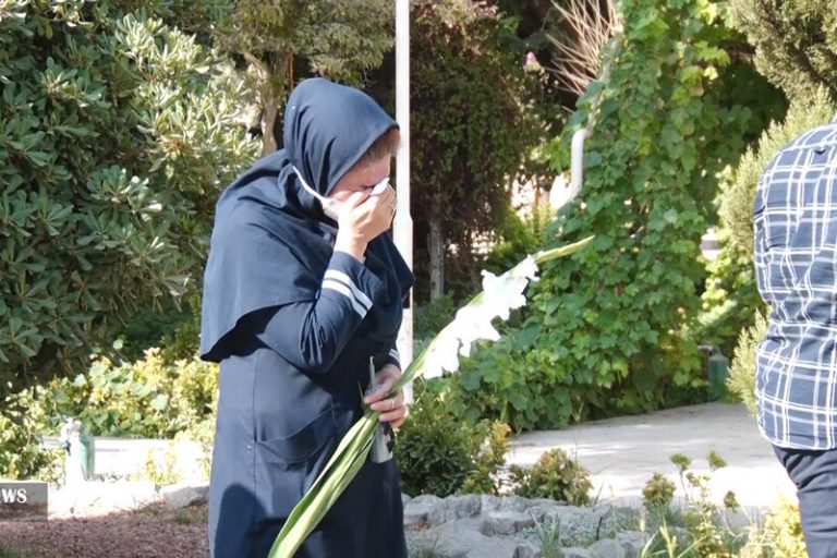 ببینید | لحظاتی غمانگیز از تشییع پیکر پرستار اصفهانی
